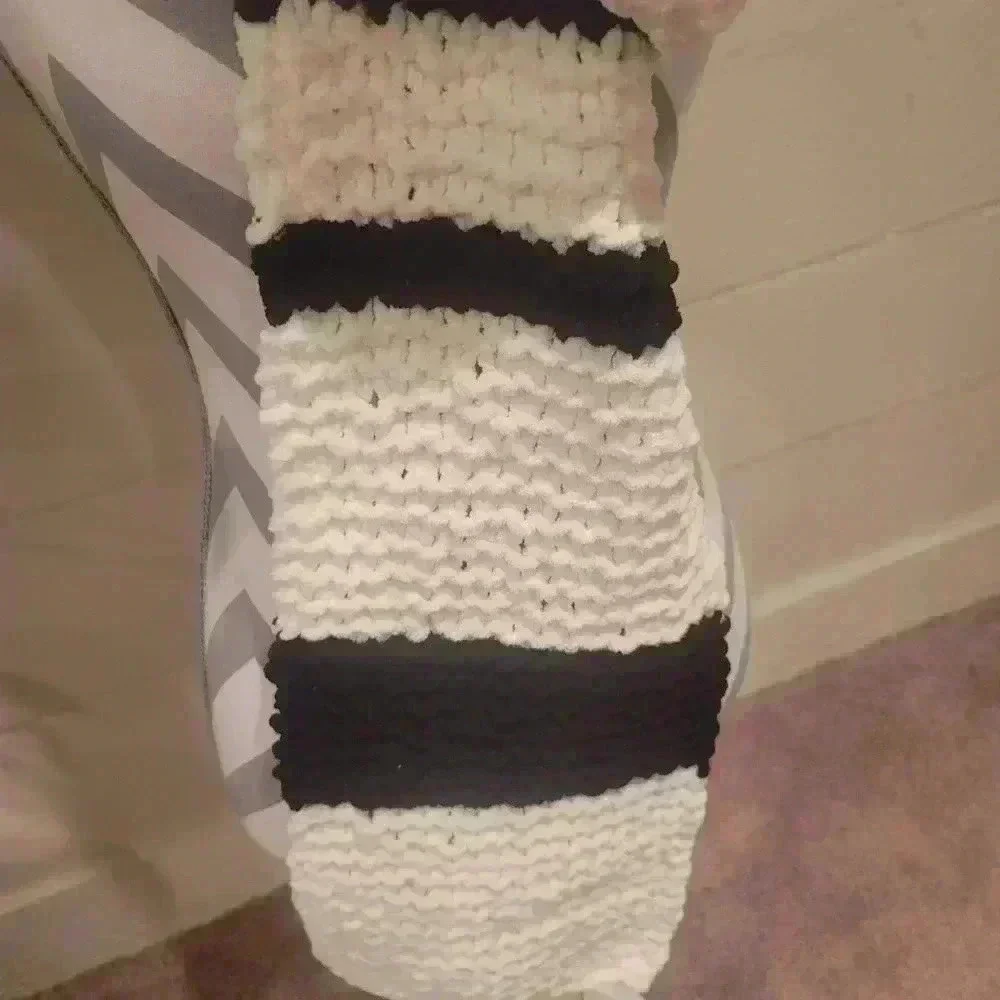 Handmade Chunky Yarn Knit Scarf Oversize Womens BLK/WHT Warm Cozy Fall Winter.